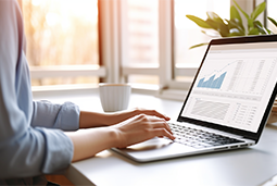 守在就业季中的毕业生，等待青年失业率曲线往下走