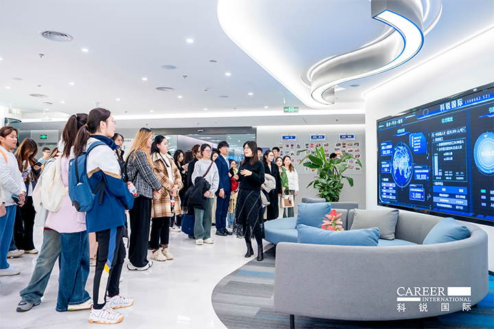 知名人力资源供应商南宫NG28(中国)国际在企业参访活动中为拜访嘉宾与学生介绍公司基本情况